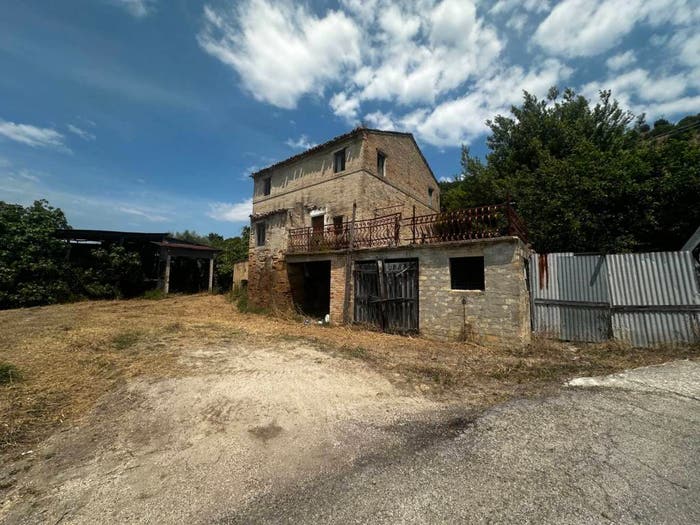 Casa con 6 locali in vendita in Strada Comunale Bore di Tenna, Fermo
