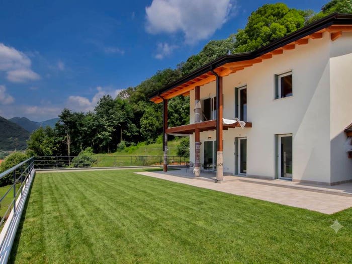Appartamento con 5 locali in vendita in Via Azzarotti, Pradalunga