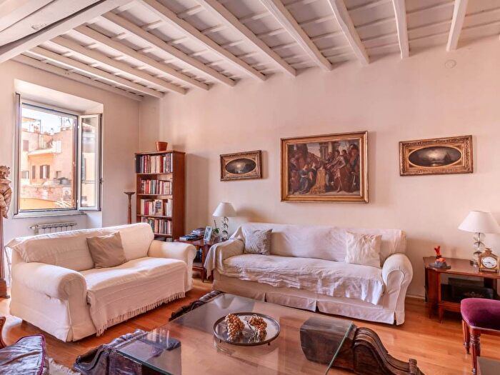 Appartamento con 5 locali in vendita in Via Della Panetteria, Trevi, Roma