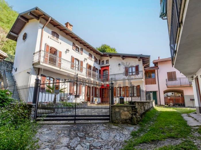 Casa con 6 locali in vendita in Contrada Carnisio, Caldana, CocquioTrevisago