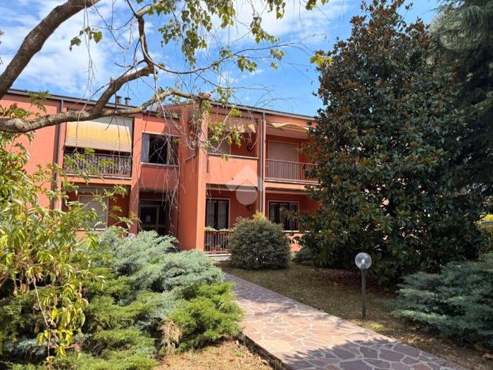 Appartamento trilocale in vendita in Via Aprile, Brugarolo, Merate