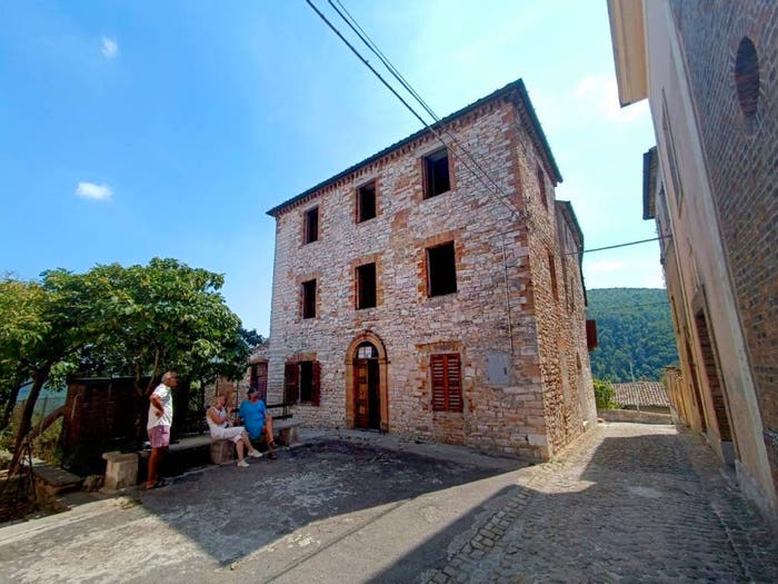 Casa con 6 locali in vendita in Arcevia