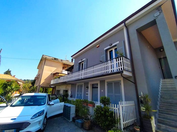 Casa quadrilocale in vendita in Via Brigate Partigiane, Piano Di Follo, Follo