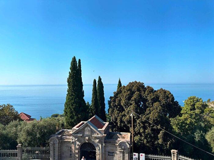 Appartamento trilocale in vendita in Vico Hanbury, Ventimiglia