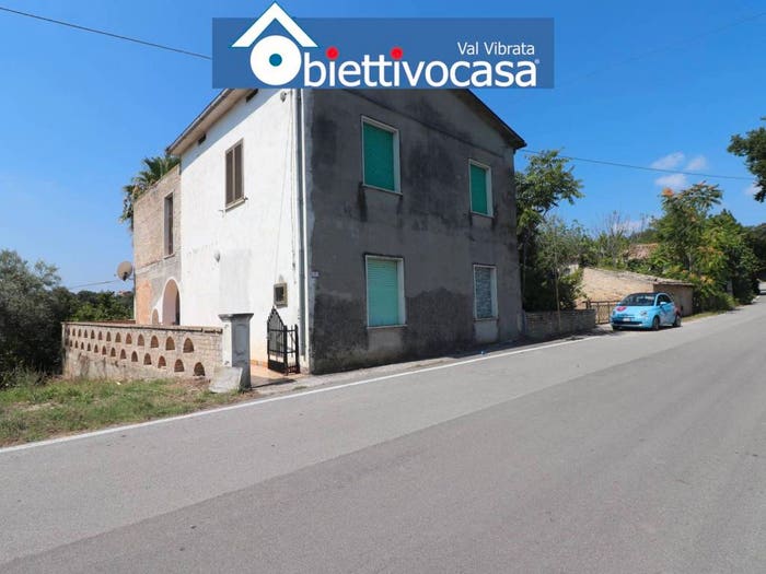 Casa con 6 locali in vendita in Via Accattapane, Corropoli