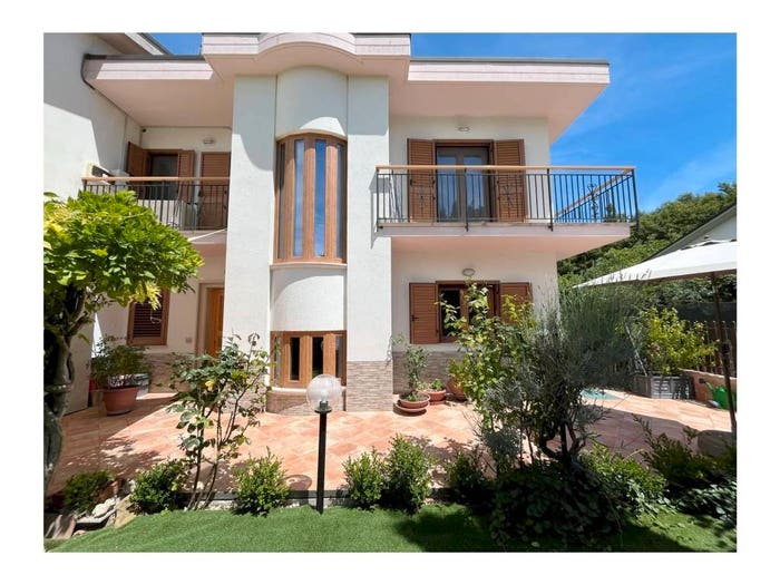 Casa con 6 locali in vendita in Via Menedeleev Pesche Italia, Centro, Pesche