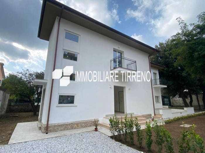Appartamento trilocale in vendita in Via Vittorio Veneto, Marina di Massa Centro, Massa