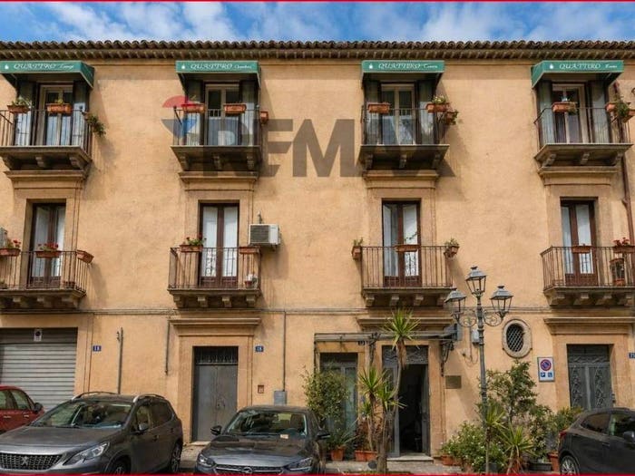 Casa con 6 locali in vendita in Piazza S Francesco D'Assisi, Centro, Caltagirone