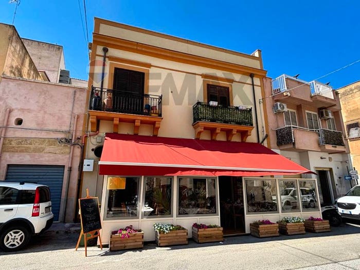 Casa quadrilocale in vendita in Via Luigi Einaudi, Centro, Terrasini