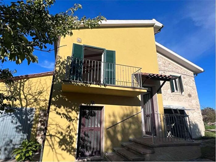 Casa con 6 locali in vendita in Magliano Sabina