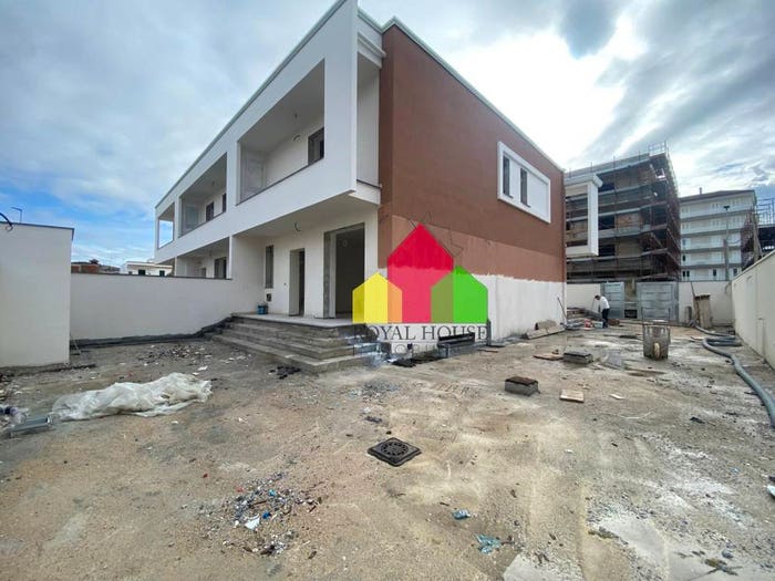 Casa con 6 locali in vendita in Via Francesco Saverio Nitti, Parete