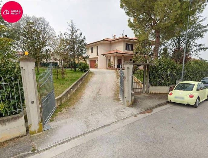 Casa con 6 locali in vendita in Via Cardinali, Centro, Monte San Pietrangeli