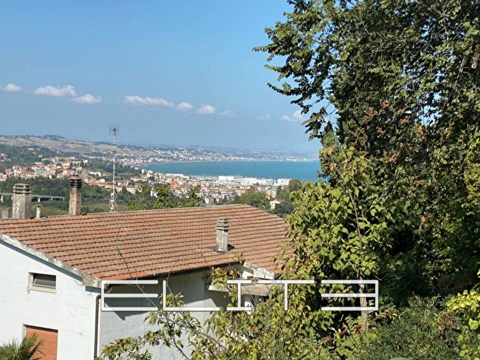 Appartamento con 5 locali in vendita in PIETRALACROCE, Pietralacroce, Ancona