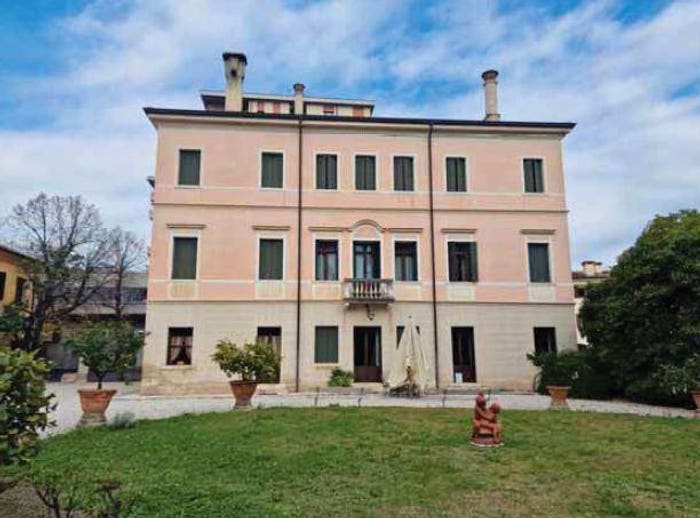 Casa con 6 locali in vendita in Corso Giuseppe Mazzini, Centro, Montebelluna