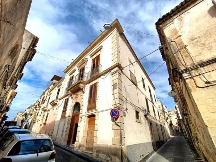 Appartamento con 6 locali in vendita in Via Camillo Benso Conte Di Cavour, Centro, Noto