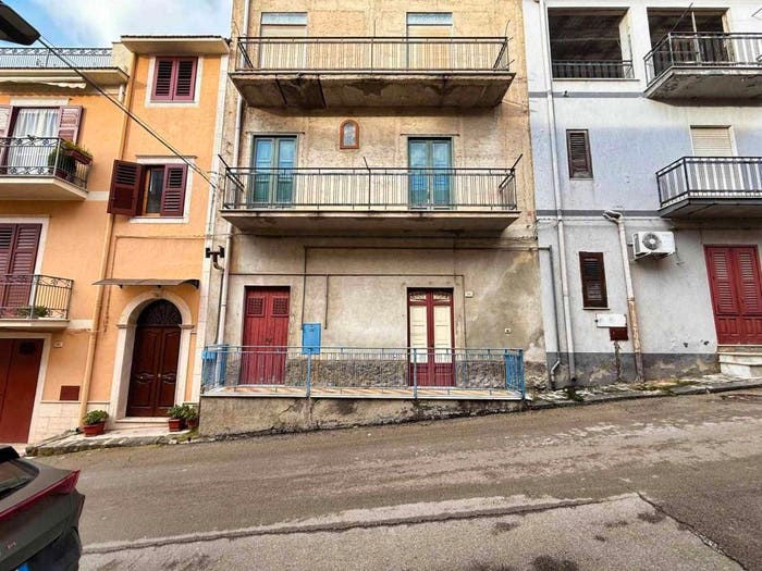 Casa con 6 locali in vendita in Campobello di Licata