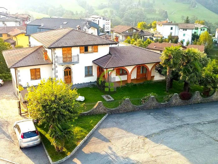 Casa con 6 locali in vendita in Peia