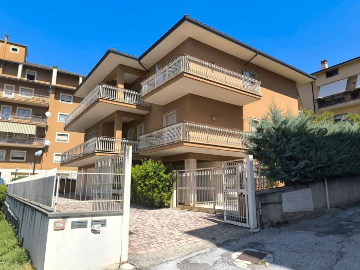 Appartamento con 6 locali in vendita in Via Chieti, Torretta Torrione, L'Aquila