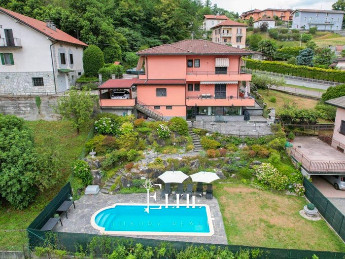 Casa con 6 locali in vendita in Via Robinia, Laveno, LavenoMombello