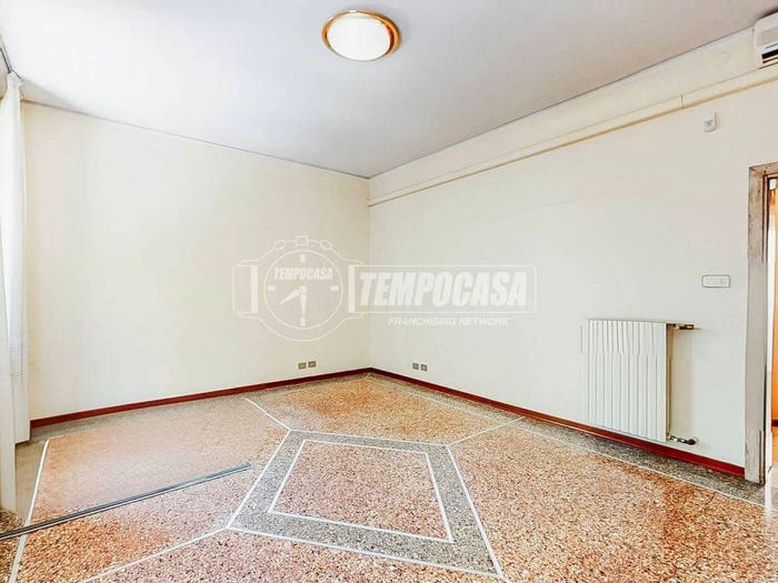 Appartamento quadrilocale in vendita in Viali, Modena