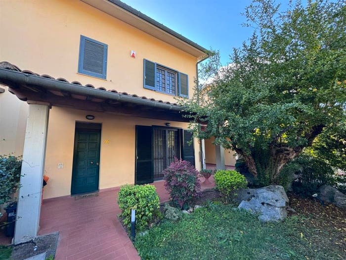 Casa con 6 locali in vendita in Via Novembre, Centro, Signa
