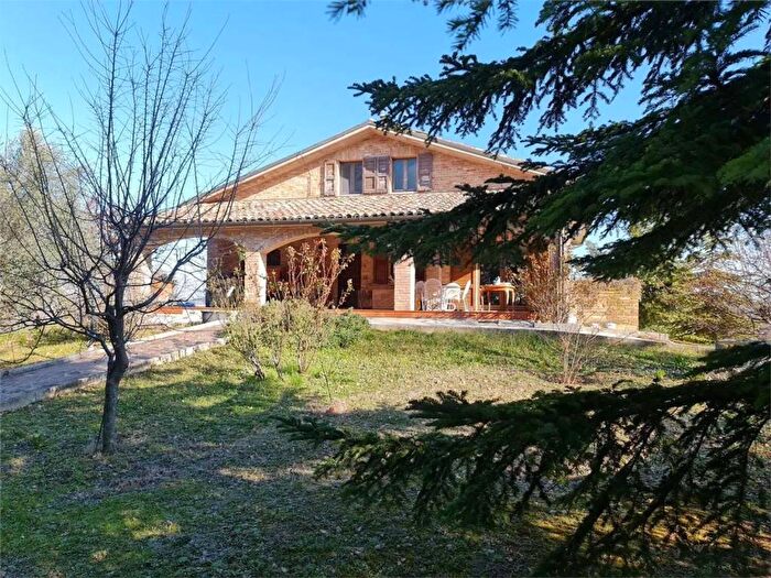 Casa con 6 locali in vendita in Via Maciolla SNC, Urbino