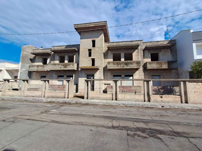 Casa con 6 locali in vendita in Viale Virgilio, Calimera