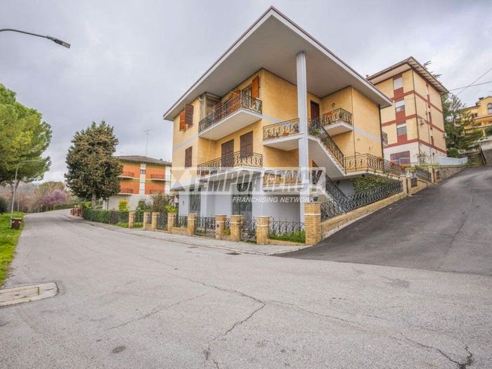 Casa con 6 locali in vendita in Viale Europa, Centro, Corridonia