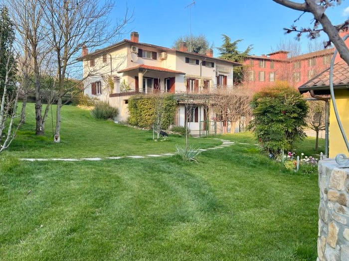 Casa con 6 locali in vendita in Via Montescano, Centro, Montescano