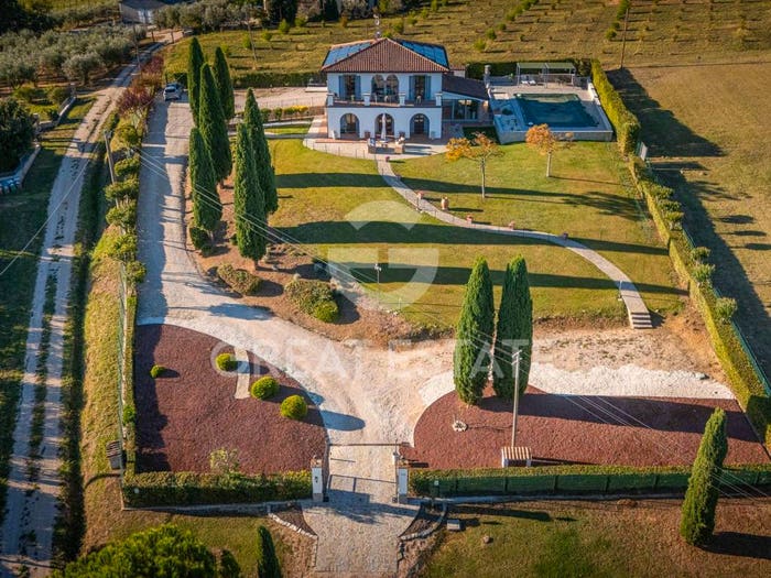 Casa con 6 locali in vendita in Cannara