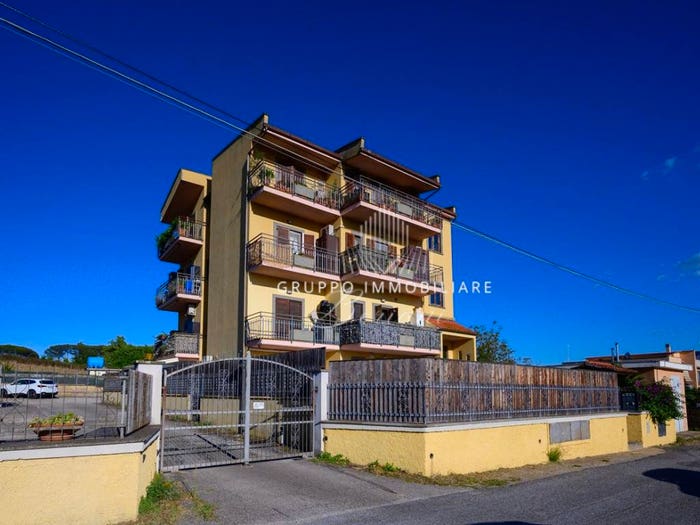 Appartamento trilocale in vendita in Via Drezzo, Valle Muricana, Roma