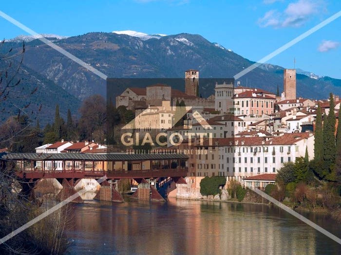 Casa con 6 locali in vendita in Viale Venezia, Centro, Bassano del Grappa