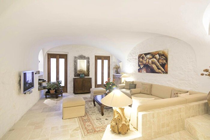 Casa con 8 locali in vendita in Olbia