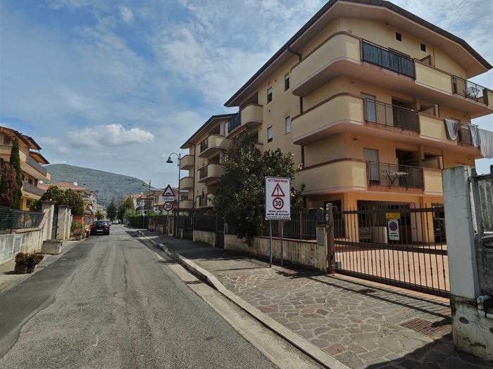 Appartamento con 6 locali in vendita in VIA SPINETE I II TRATTO, Centro, Fondi