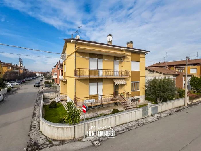 Casa con 6 locali in vendita in Centinarola, Fano