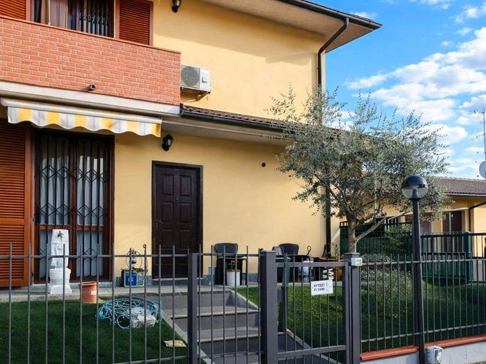 Casa trilocale in vendita in Via Besate, Casorate Primo
