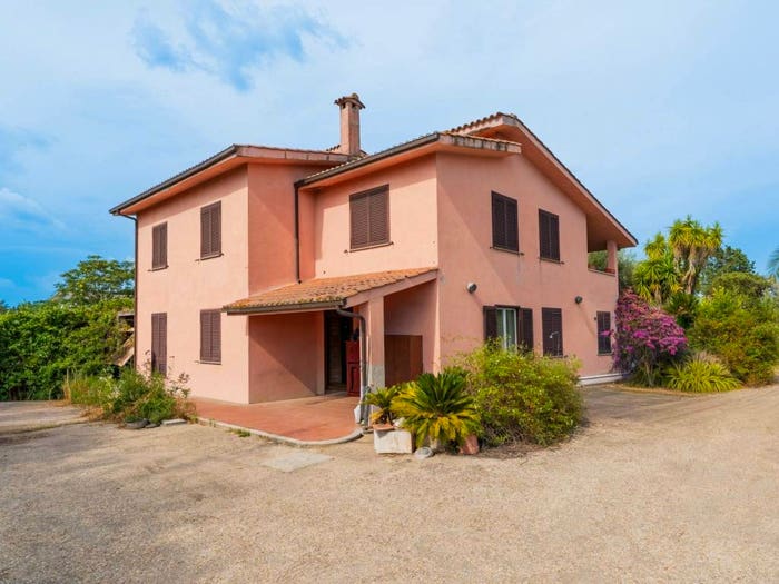 Casa con 6 locali in vendita in Via Baccanello, Formello