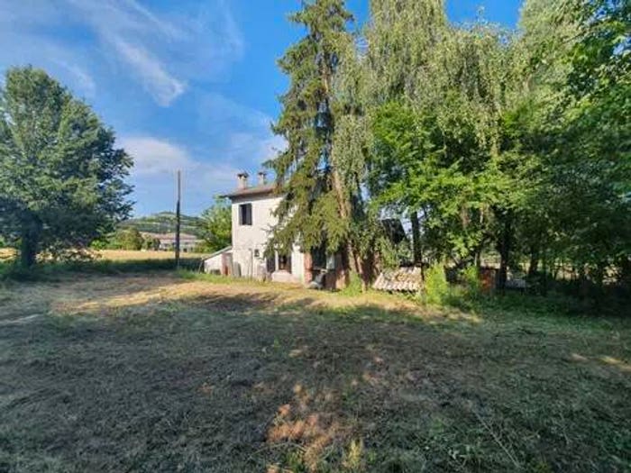 Casa con 6 locali in vendita in Via Roma No Number, Alta Val Tidone
