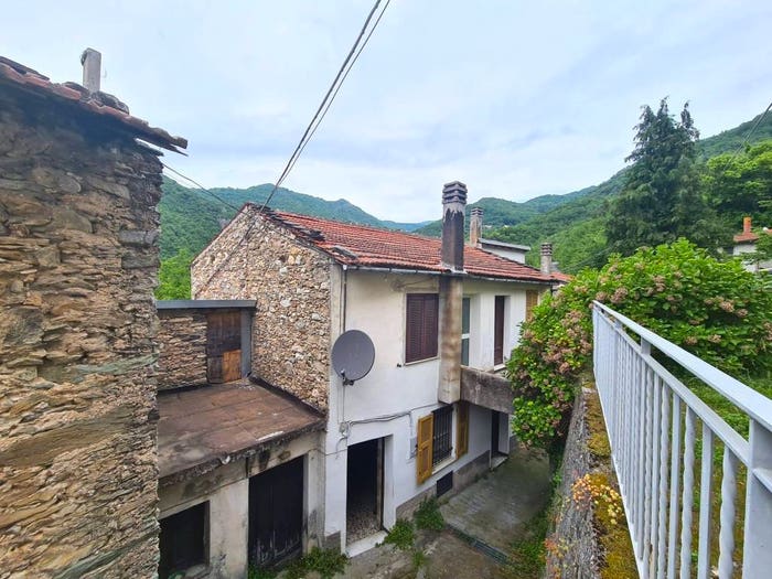Casa con 6 locali in vendita in Via Gazzo, Erli