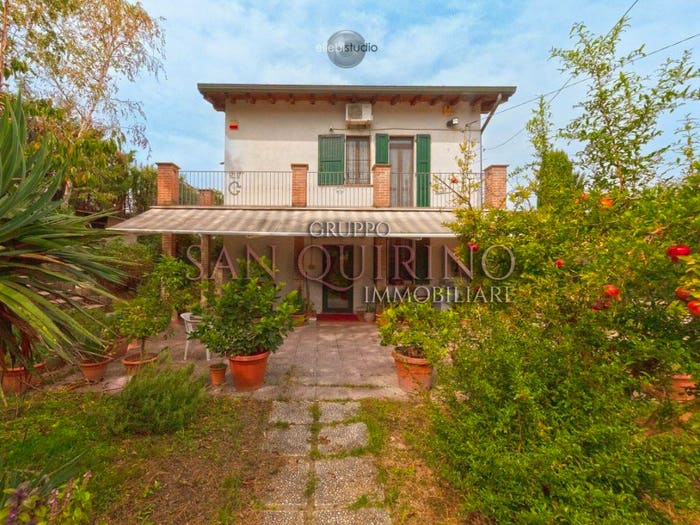 Casa quadrilocale in vendita in Via Ugo Foscolo, Centro, Guastalla
