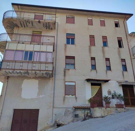 Appartamento con 6 locali in vendita in Via Circonvallazione, Montelepre