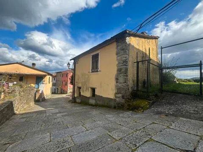Casa trilocale in vendita in Via Maestra, Carrodano