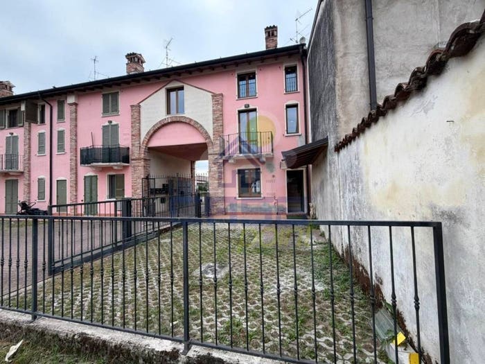 Casa quadrilocale in vendita in Ovanengo piazza IV Novembre, Ovanengo, Orzinuovi