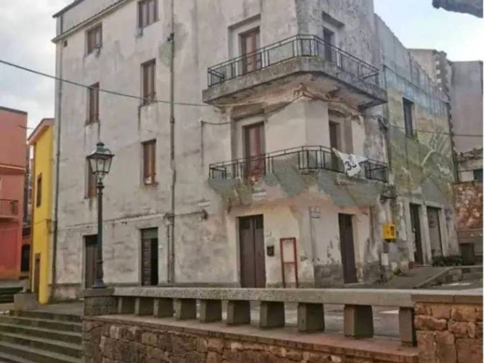 Casa con 6 locali in vendita in Piazza Generale G Casula, Villanova Monteleone