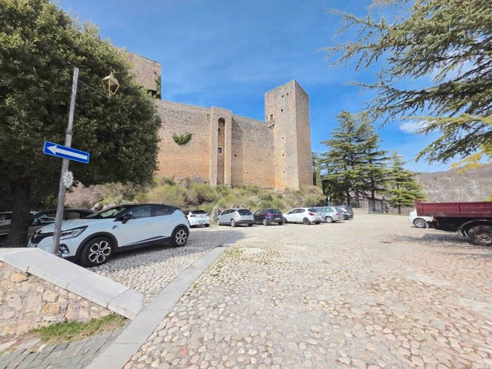 Appartamento trilocale in vendita in Via della Montagna, Pereto