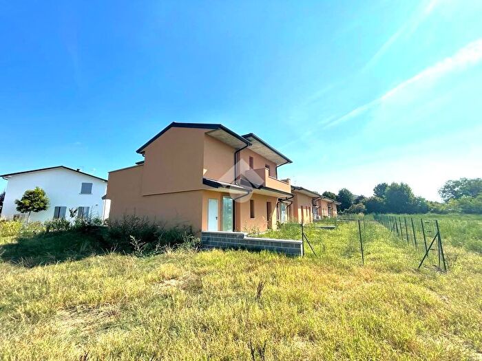 Casa quadrilocale in vendita in Via della Castella, Cremona