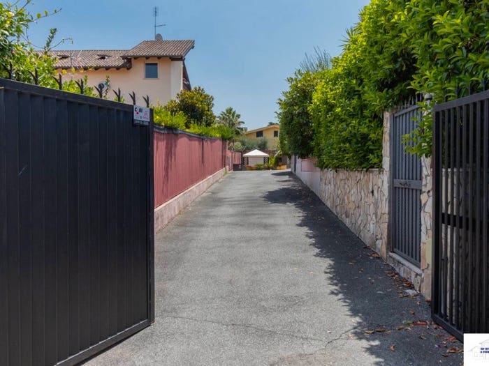 Casa quadrilocale in vendita in Via Riesi, Borghesiana, Roma