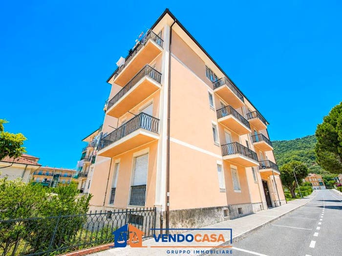Appartamento trilocale in vendita in Viale Alessandria, Centro, Finale Ligure