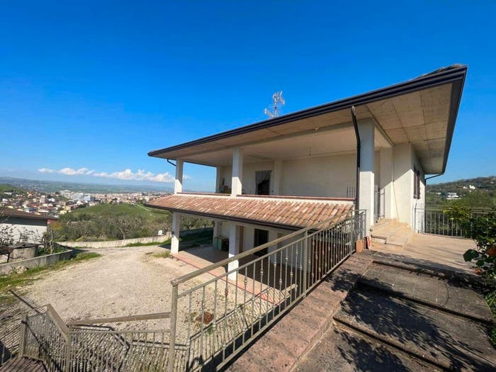 Casa con 6 locali in vendita in Contrada Montecalvo, Torre Alfieri, Benevento