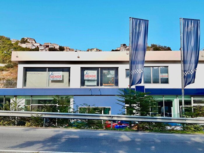 Appartamento trilocale in vendita in Viale Lucrezia della Valle, Santa Maria, Catanzaro